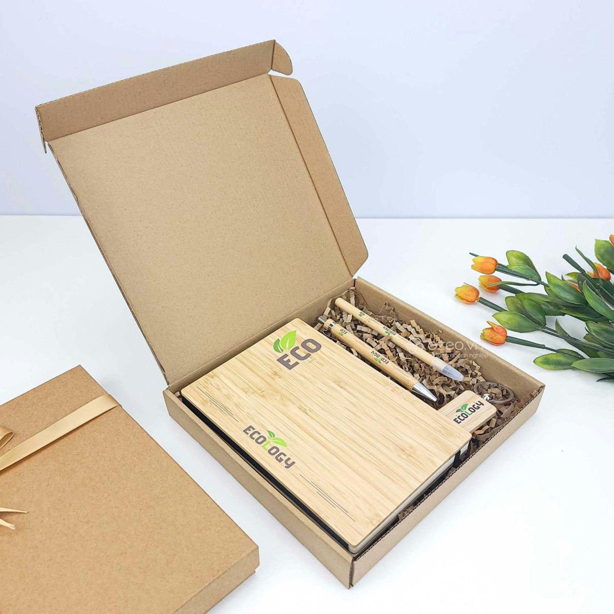 Environmentally friendly corporate gift set with a bamboo notebook, bamboo pens and keyring in a kraft box